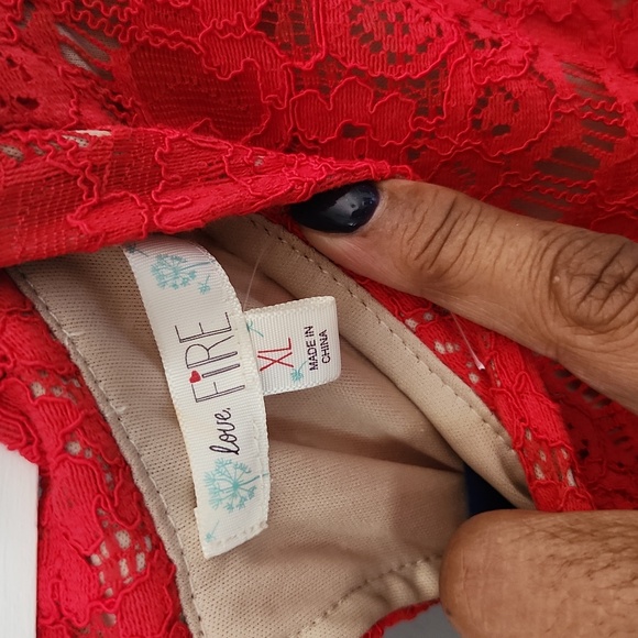 Red lace blouse - Picture 3 of 7